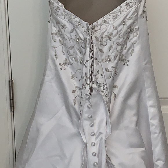BONNY GORGEOUS SIZE 6 DETAILED WEDDING DRESS ALONG WITH A BEAUTIFUL VEIL - Picture 14 of 16